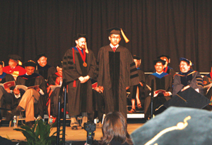Lâm Duy Việt (đứng, bên phải) tại buổi lễ nhận bằng tiến sĩ ở ĐH Carnegie Mellon