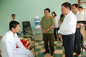 Đồng chí Bùi Văn Tỉnh, UVTW Đảng, Chủ tịch UBND tỉnh đã đến thăm chiến sỹ Hoàng Minh Thành bị thương khi truy bắt tội phạm ma túy