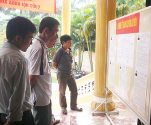 Cử tri thị trấn Mường Khiến tìm hiểu tiểu sử tóm tắt của các ứng cử viên