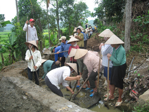 Nhân dân xã Tiến Sơn (Lương Sơn) huy động hơn 1.700 ngày công nạo vét kênh, mương, khơi thông dòng chảy phục vụ sản xuất.