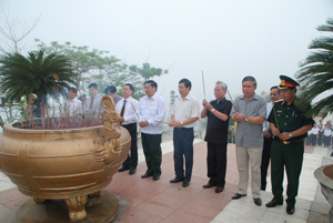 Các đồng chí lãnh đạo Tỉnh uỷ, HĐND,UBND,UBMTTQ tỉnh dâng hương tại tượng đài Bác Hồ.
