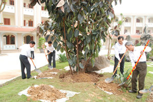 Đồng chí Bùi Văn Tỉnh, Chủ tịch UBND tỉnh trồng cây lưu niệm trong khuôn viên trường Chính trị tỉnh.