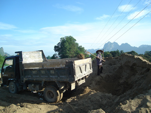 Nhiều hộ gia đình ở TT Chi Nê (Lạc Thủy) khai thác cát sỏi ở địa phương để phát triển kinh tế.