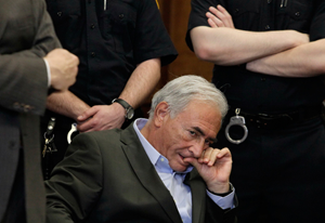 Cựu tổng giám đốc IMF Dominique Strauss - Kahn được tại ngoại sau khi đóng 1 triệu USD bảo lãnh - Ảnh: AFP