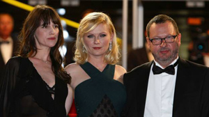 Lars von Trier (bìa phải) cùng hai nữ diễn viên trong Melancholia - Kirsten Dunst và Charlotte Gainsbourg.