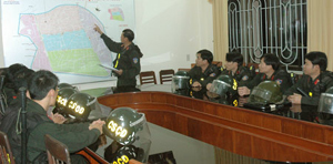 Lực lượng Cảnh sát cơ động họp triển khai công tác bảo vệ các điểm bầu cử.