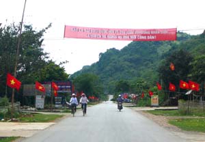 Xã Tú Sơn (Kim Bôi) trang trí cờ hoa, biểu ngữ chào mừng ngày bầu cử.