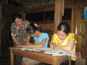 Hội khuyến học xã Văn Sơn kiểm tra việc học của các em học sinh.