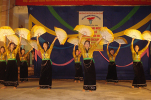 Đội văn nghệ quần chúng xóm Chu, xã Trung Minh (TPHB) hát múa chào mừng bầu cử.