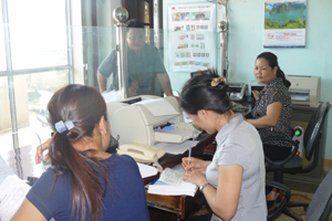 Quỹ tín dụng nhân dân xã Hòa Sơn  (Lương Sơn) luôn đổi mới phương thức phục vụ, tạo điều kiện thuận lợi cho khách hàng.