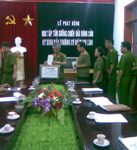 Cán bộ, chiến sỹ Công an thành phố Hoà Bình tham gia ủng hộ, giúp đỡ gia đình thượng uý Đỗ Mạnh Linh.