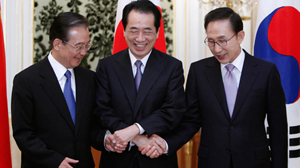 Lãnh đạo ba nước Đông Bắc Á (từ trái qua): Thủ tướng Trung Quốc Ôn Gia Bảo, Thủ tướng Nhật Bản Naoto Kan, Tổng thống Hàn Quốc Lee Myung Bak tại Tokyo