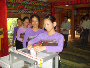 Nhân dân xã Mai Hạ (Mai Châu) tham gia bỏ phiếu trong ngày bầu cử.