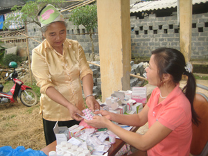 Người cao tuổi xã Tiến Sơn (Lương Sơn) được quan tâm khám bệnh, cấp thuốc miễn phí