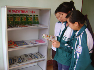 Tủ sách thân thiện của trường THPT chuyên Hoàng Văn Thụ đã giúp học sinh tranh thủ đọc sách vào giờ giải lao.