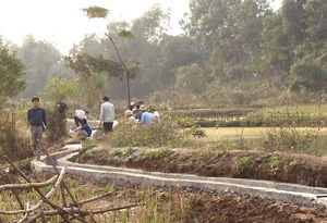 Cán bộ phòng NN&PTNT Lạc Sơn kiểm tra hệ thống kênh mương tại xã Thượng Cốc.