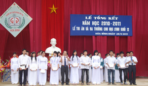 Lãnh đạo nhà trường trao giấy khen cho các học sinh giỏi toàn diện năm học 2010 – 2011.
