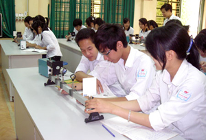 Giờ thực hành môn Vật lý của học sinh Trường THPT Hai Bà Trưng (huyện Thạch Thất - Hà Nội).