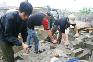Các mô hình phát triển kinh tế của hội viện Hội CCB xã Mông Hóa đã tạo việc làm cho nhiều lao động tại chỗ.