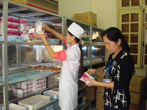 Trung tâm YTDP huyện Lương Sơn chuẩn bị cơ số thuốc thiết yếu để chủ động phòng chống dịch bệnh mùa hè.