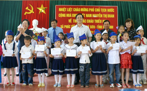 Phó Chủ tịch nước Nguyễn Thị Doan cùng các đồng chí lãnh đạo tỉnh, các nhà tài trợ tặng học bổng và quà cho các cháu thiếu nhi xã Phúc Tiến ( Kỳ Sơn).
