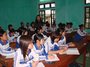 Giáo viên các trường THPT đã dành nhiều tâm huyết, công sức cùng các em lớp 12 ôn luyện tốt, chuẩn bị bước vào kỳ thi tốt nghiệp THPT năm 2011.
Ảnh 1 giờ học của các em học sinh lớp 12 trường THPT Mường Bi(Tân Lạc).