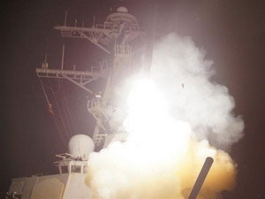 Tên lửa bắn từ tàu chiến vào Libya