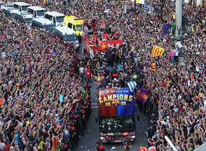Những người hùng Barcelona được chào đón khi trở về xứ Catalan.