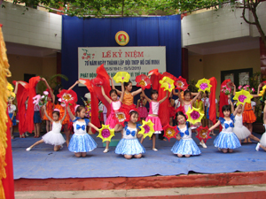 Tiết mục văn nghệ chào mừng lễ phát động tháng hành động vì trẻ em năm 2011 do các em học sinh Nhà văn hóa thiếu nhi tỉnh biểu diễn