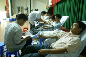 Đông đảo CB- CNVC, ĐV- TN TP Hòa Bình tham gia hiến máu nhân đạo đợt 3.