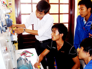 Thanh niên nông thôn tham gia học nghề điện tại trường cao đẳng nghề Hòa Bình.