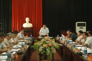 Đồng chí Hoàng Việt Cường, Bí thư Tỉnh ủy, Chủ tịch HĐND tỉnh phát biểu chỉ đạo tại cuộc họp.