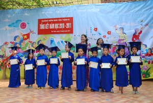 Các cháu mẫu giáo 5 tuổi ra trường nhận giấy chứng nhận hoàn thành trương trình học mầm non.