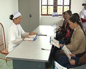 Cán bộ Trạm y tế xã Vĩnh Đồng ( Kim Bôi) tư vấn cho người dân phòng - chống bệnh Thalassemia.
