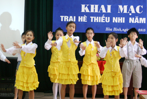 Các cháu thiếu nhi sinh hoạt tại Trung tâm TTN tỉnh biểu diễn văn nghệ chào mừng khai mạc Trại hè thiếu nhi năm 2011.
