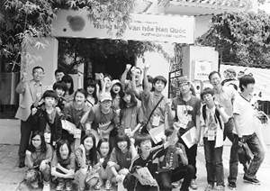 Các em tham gia buổi sinh hoạt chuyên đề về lịch sử, văn hóa Việt - Hàn tại Trung tâm Văn hóa Hàn Quốc.