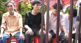 Bị án tử hình Châu Hùng Sơn (bìa trái) trong phiên toà phúc thẩm.