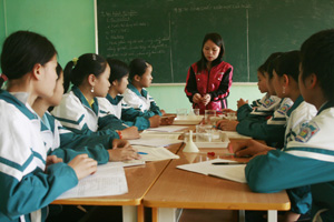 Cán bộ ngành giáo dục Lạc Sơn có tỷ lệ nữ cao. Trong ảnh: Giáo viên trường THCS Tân Lập không ngừng học hỏi nâng cao năng lực chuyên môn, thực hiện tốt việc dạy và học.