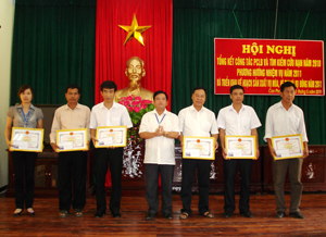 Lãnh đạo UBND huyện Cao Phong trao giấy khen cho 6 tập thể có thành tích xuất sắc trong thực hiện công tác PCLB&TKCN năm 2010.
