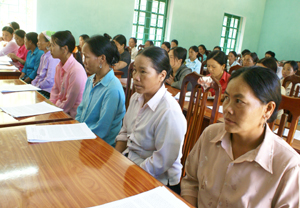 Các học viên là hội viên của Hội phụ nữ xã Pà Cò tham dự lớp tập huấn phòng chống TNXH.