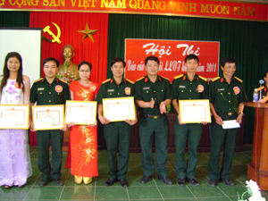 Ban tổ chức trao giấy khen cho các thí sinh đạt thành tích cao tại hội thi.