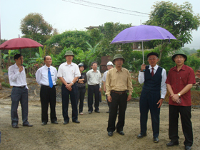 Đ/C Bùi Văn Cửu, Phó Chủ tịch UBND tỉnh và lãnh đạo các ngành kiểm tra ATVSLĐ tại mỏ đá Thái Thịnh (thị trấn Lương Sơn)