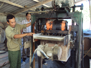 CCB Phạm Văn Yên giới thiệu về quy trình sản xuất gạch bê tông.