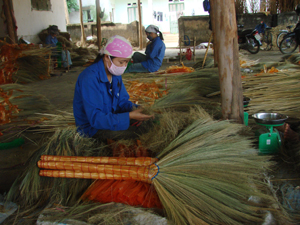 Thị trấn Mường Khến (Tân Lạc) có nhiều cơ sở sản xuất TTCN, tạo việc làm cho người lao động.
