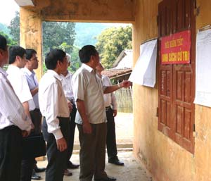 Đoàn công tác của UBBC tỉnh kiểm tra công tác chuẩn bị bầu cử tại xóm Cơi, xã Vũ Lâm (Lạc Sơn).