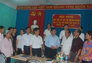 Ứng cử viên đại biểu HĐND tỉnh khóa XV, nhiệm kỳ 2011-2016 tiếp xúc cử tri 2 xã Yên Lạc, Phú Lai (Lạc Thủy).