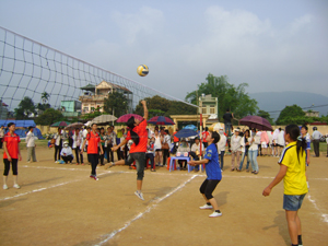 Đội bóng chuyền nữ xã Dân Hòa (bên trái sân) tham gia thi đấu tại giải bóng chuyền nông dân  phụ nữ huyện Kỳ Sơn năm 2012.
