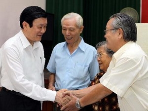 Chủ tịch nước Trương Tấn Sang tiếp xúc cử tri quận 3. (Ảnh: Thanh Vũ/TTXVN)
