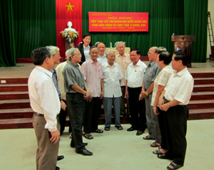 Các đại biểu Quốc hội tỉnh trao đổi thông tin với cử tri thành phố Hoà Bình.