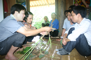 Cán bộ Chi cục BVTV phổ biến cách phòng trừ bệnh rệp sáp ở cây mía cho bà con xóm Ưng, xã Phú Vinh (Tân Lạc).
 
